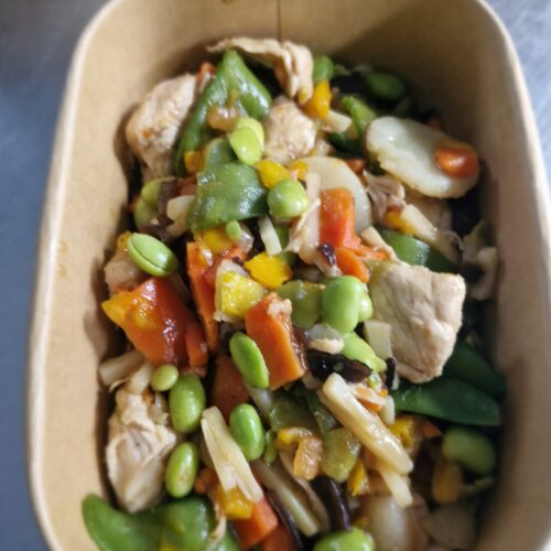 Poulet teriyaki nouilles et légumes chinois